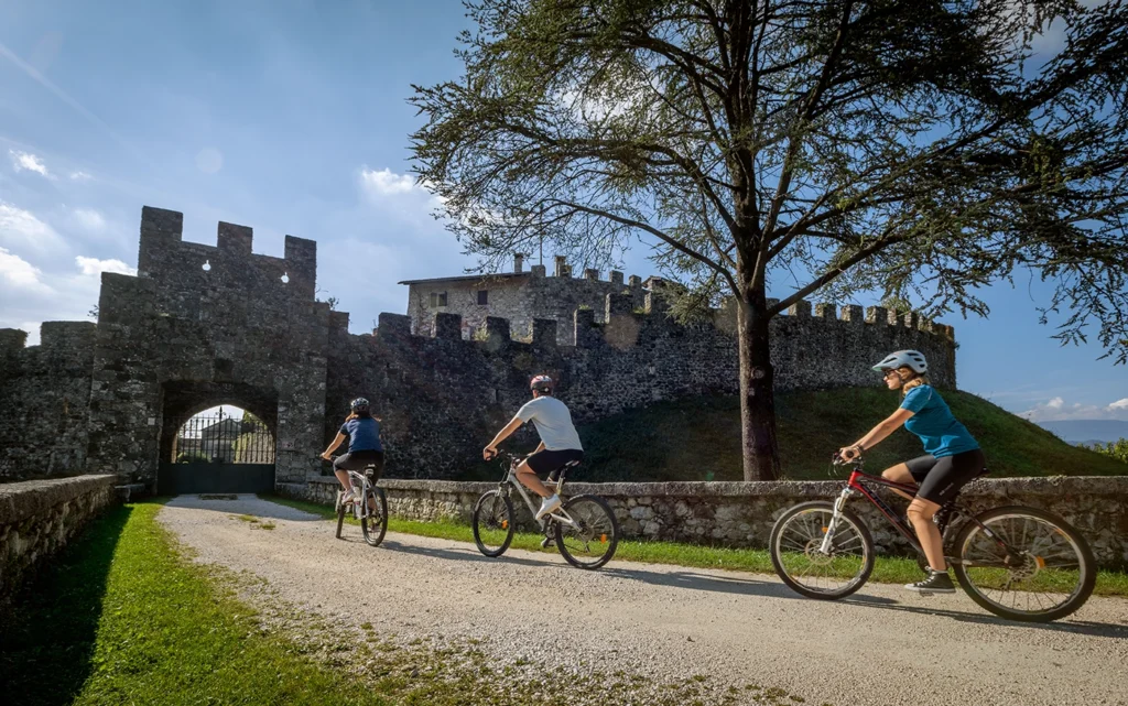 Ciclisti raggiungono il Castello d'Arcano superiore