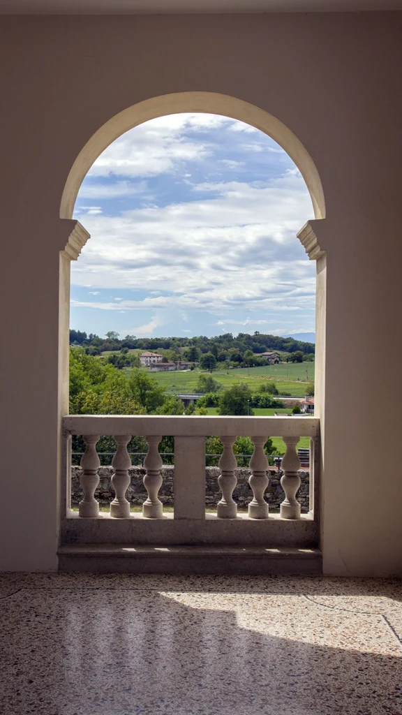 Vista di Colloredo attraverso un arco